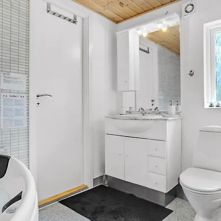 Awesome Home In Ebeltoft With Sauna 에벨토프트