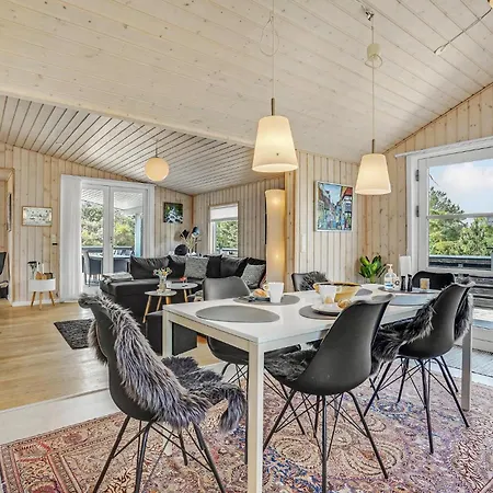 Awesome Home In Ebeltoft With Sauna 에벨토프트